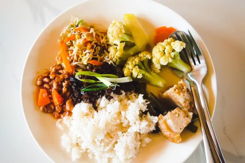 Plate with rice, beans and colourful vegetables